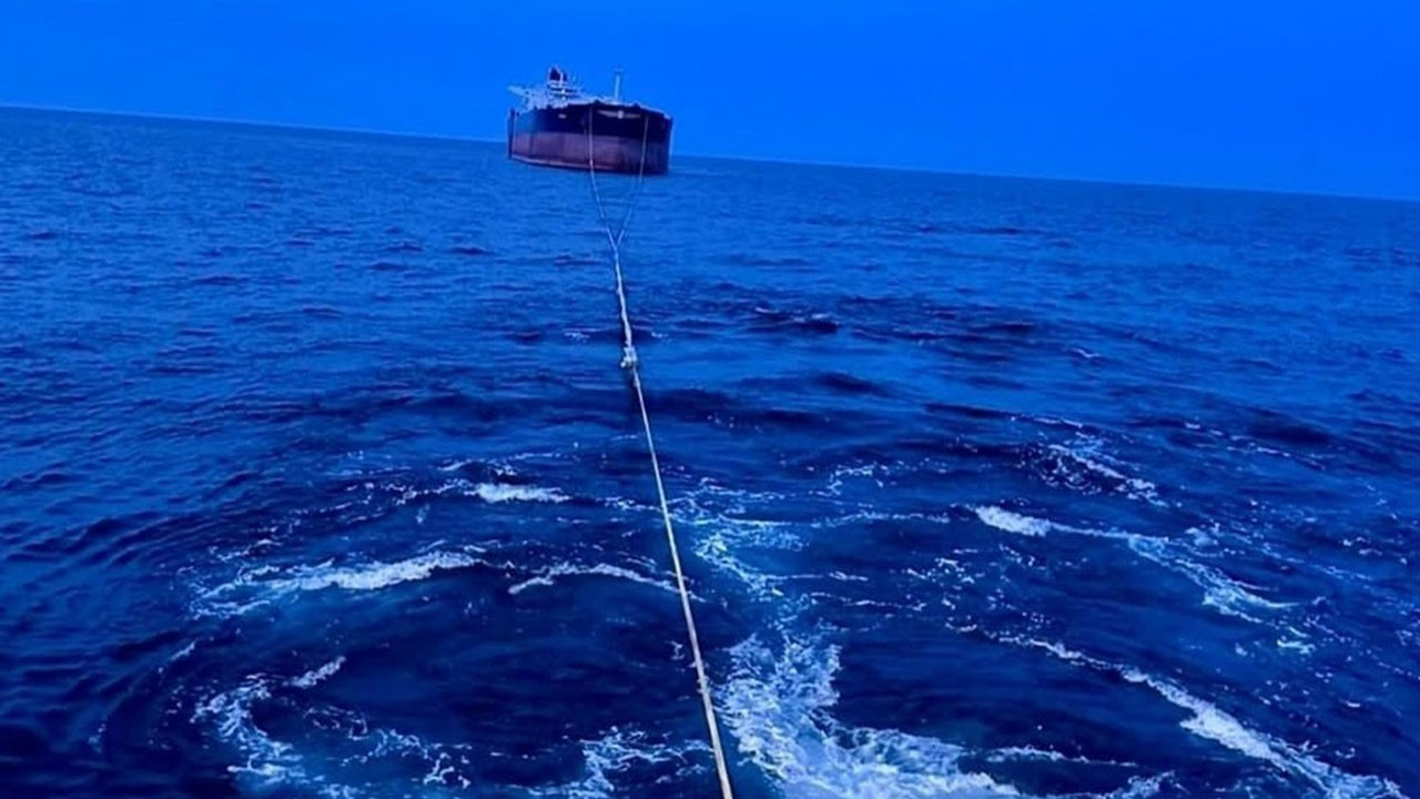 Kastamonu açıklarında isabet alan "Virat" isimli gemi Türkeli'ye çekiliyor