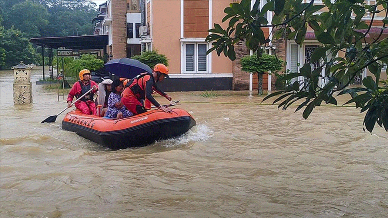 Felaketin bilançosu ağır: Şiddetli yağışlar Güneydoğu Asya’da 1200’e yakın can aldı