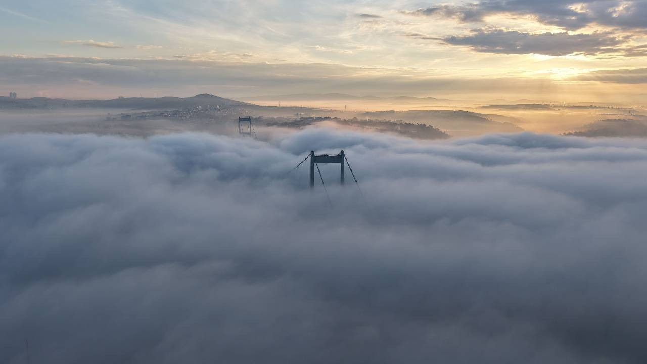 İstanbul'da sisten göz gözü görmedi: Köprüler sis bulutu altında kaldı (Video)