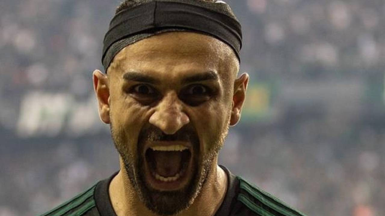 Kocaelisporlu futbolcu Serdar Dursun, derbiyi izlemeye gitti, taraftarlar tepki gösterdi! Paylaşımlarını sildi