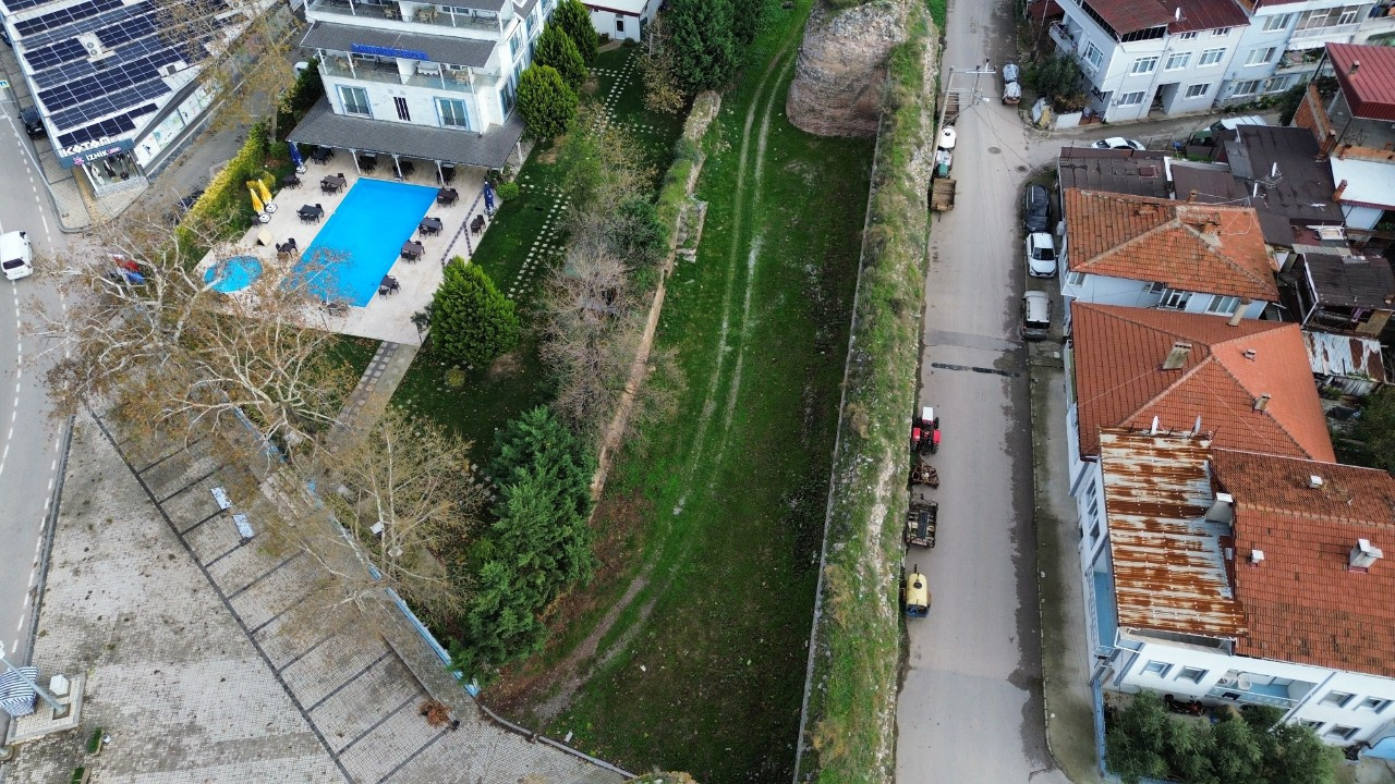 Papa ziyaret etti, sit alanındaki arsalar değerlendi