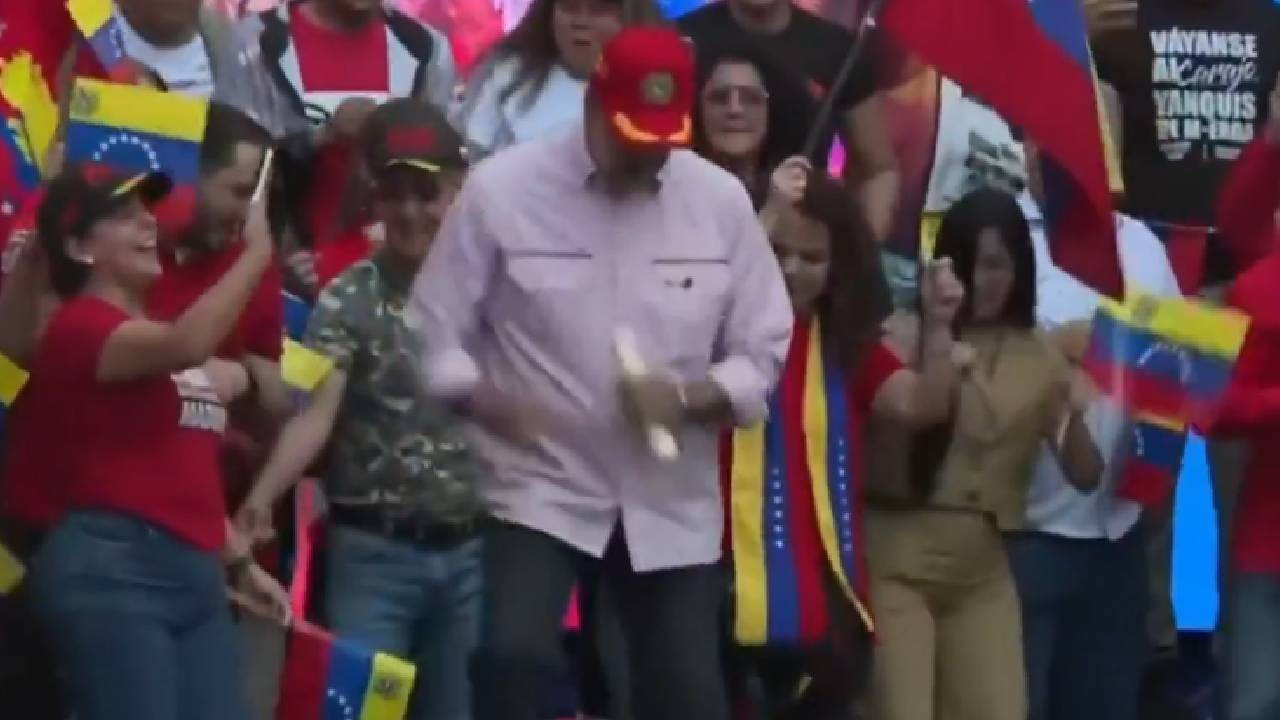 Venezuela Devlet Başkanı Maduro, dans ederek ABD'ye 'barış' çağrısı yaptı (Video)