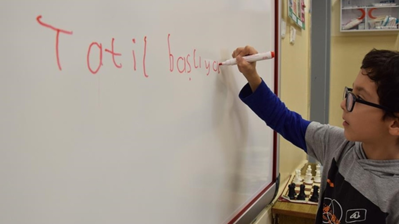 Okullarda yarıyıl tatili için son ders zili yarın çalacak