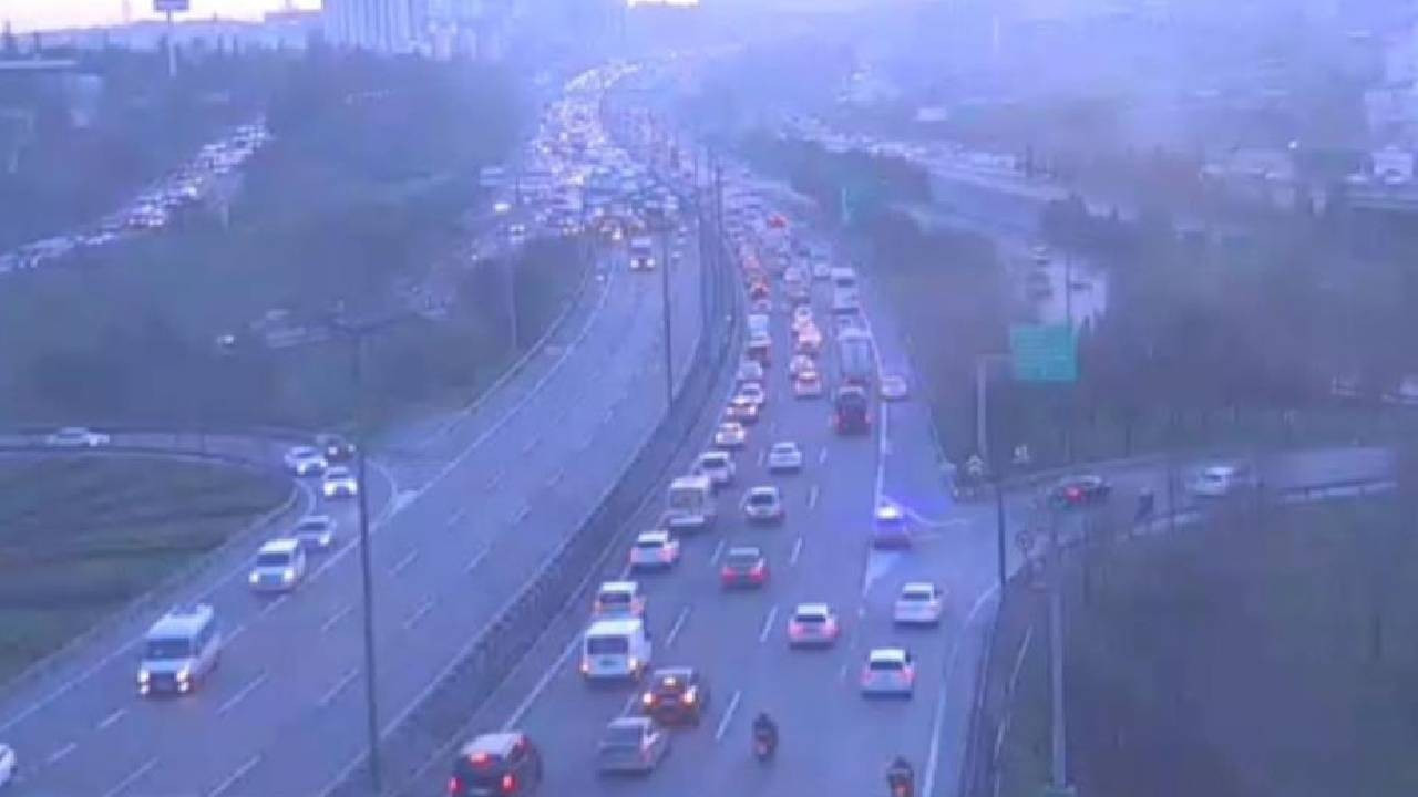 TEM'de İstanbul trafiğini kilitleyen zincirleme kaza (Video)