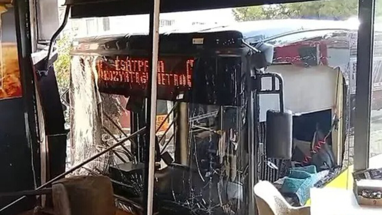 Üsküdar'da korkunç kaza: İETT otobüsü börekçiye girdi, yaralılar var