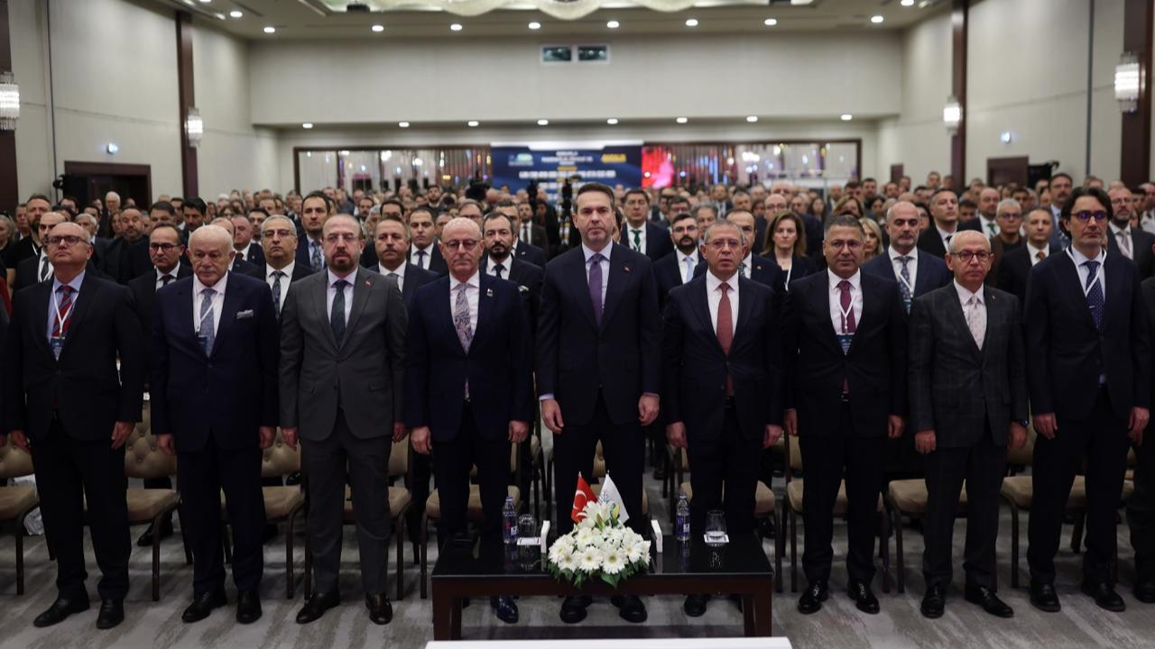 Bakan Alparslan Bayraktar Türkiye Madenciler Derneği Zirvesinde “söz verdi”