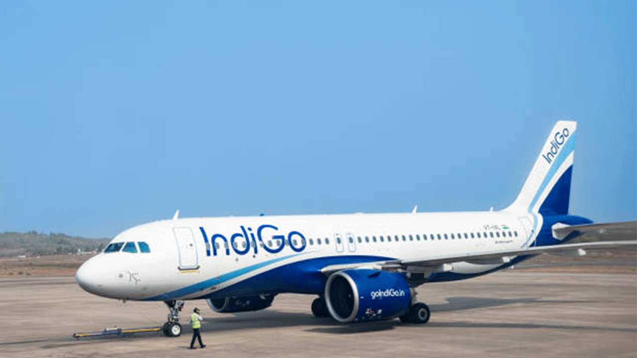Hindistan’ın devi IndiGo, yüzlerce uçuşu daha programdan çıkardı