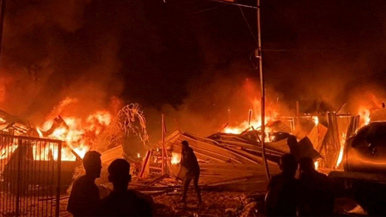 İsrail Gazze’de Filistinlilerin kaldığı kampı vurdu: 5 ölü