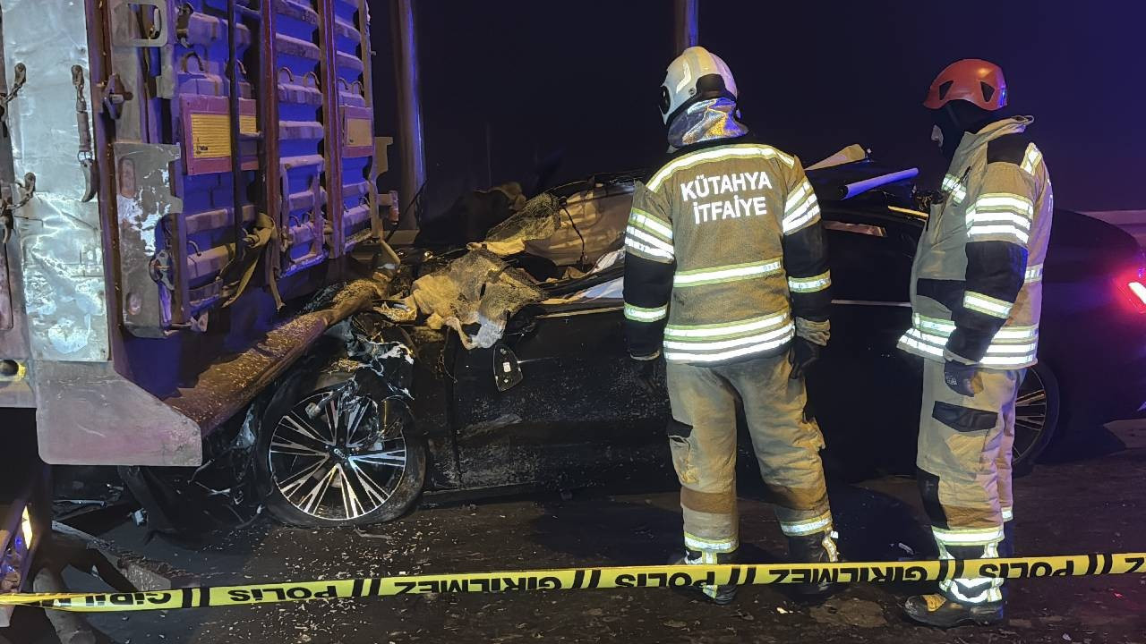 Kütahya'da katliam gibi kaza: TIR'a çarpan otomobildeki 4 kişi hayatını kaybetti