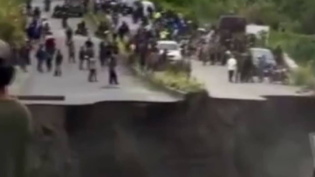 Ülke sel ve heyelanlarla boğuşuyor, can kaybı artıyor! 4 şeritli yol böyle çöktü (Video)