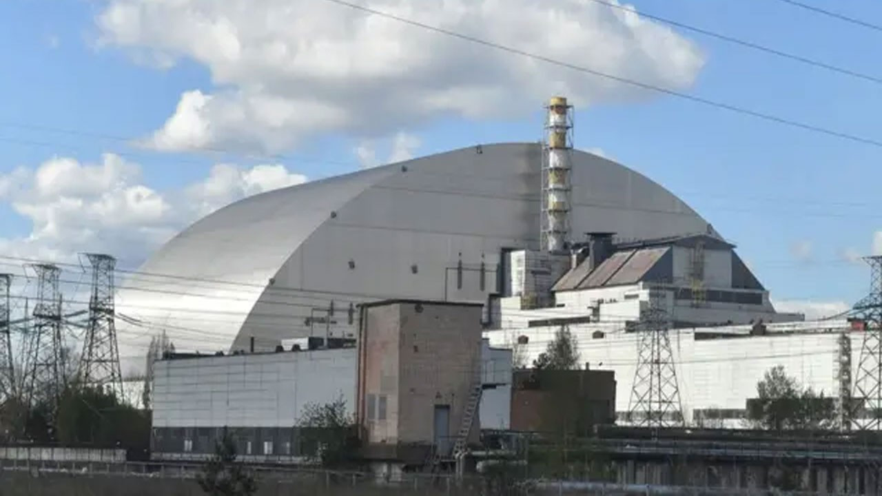UAEA uyardı: Çernobil'in koruma kalkanı delindi
