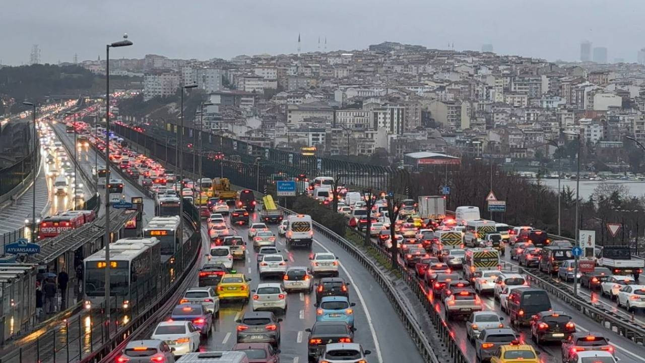 Okullarda ara tatil sona erdi, İstanbul'da trafik yoğunluğu başladı
