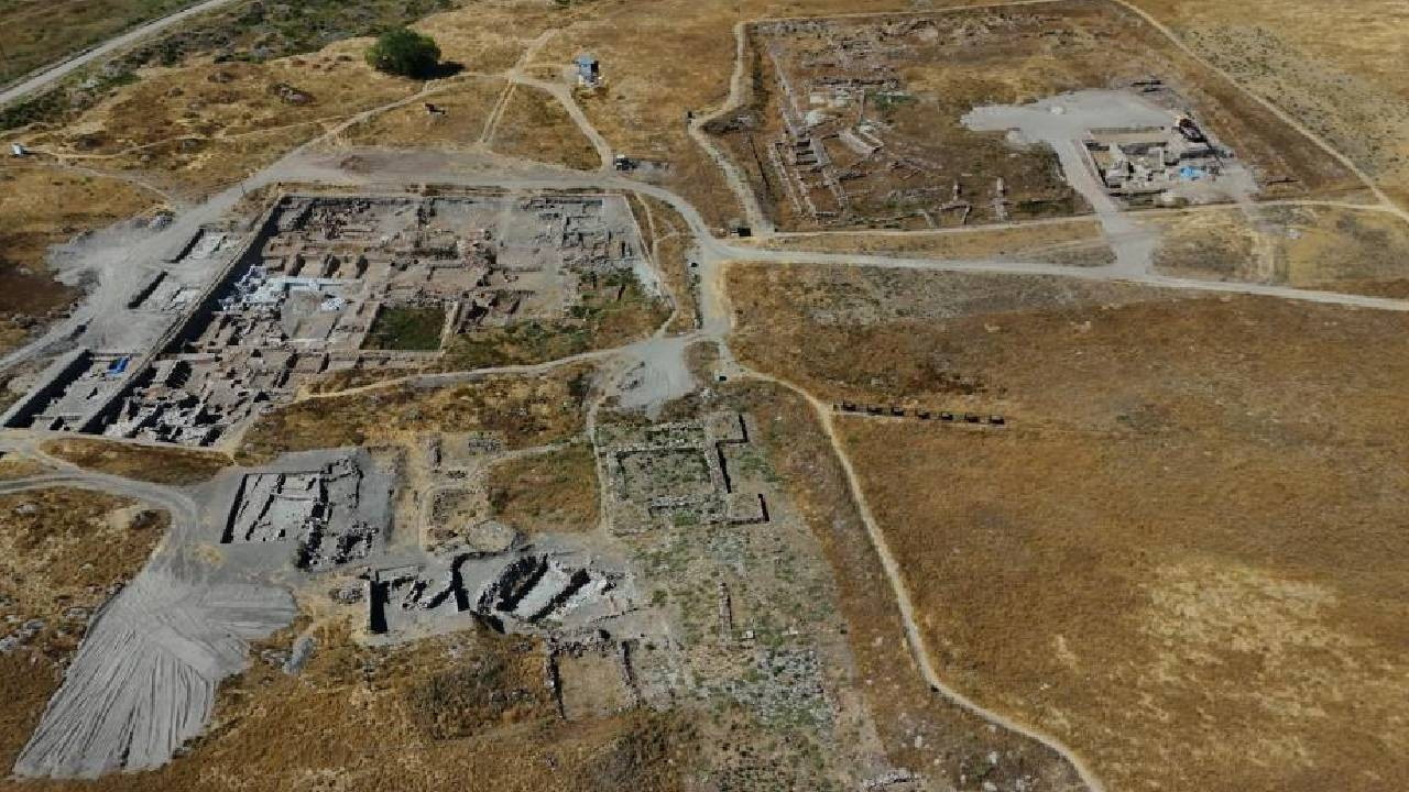 Anadolu tarihinin başladığı yerde sarayın altından saray çıktı (Video)