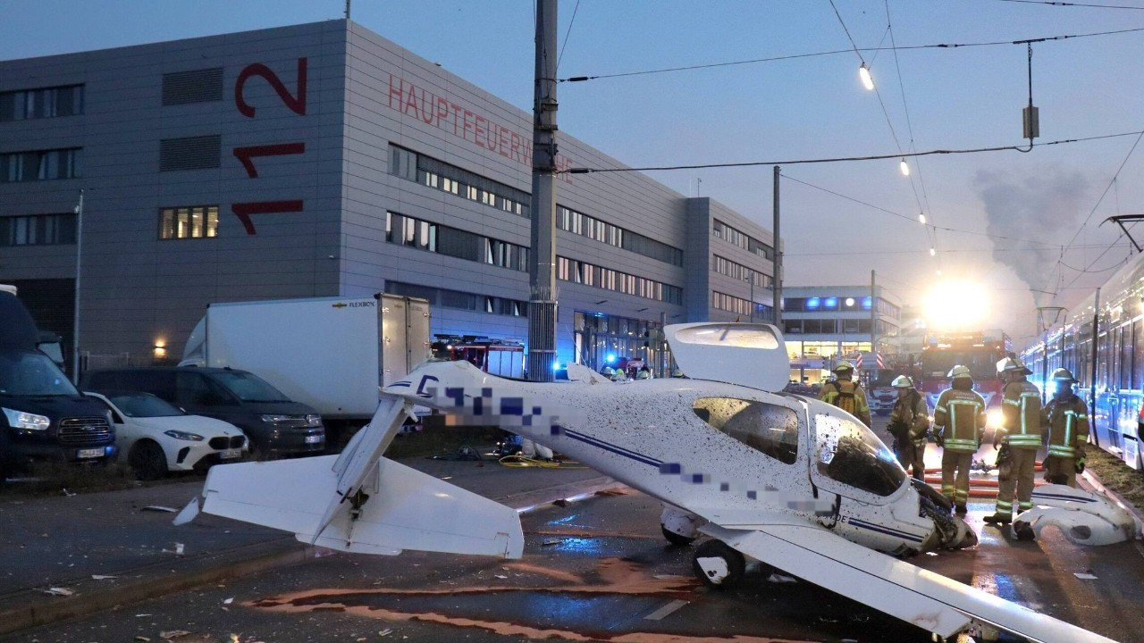 Almanya'da küçük uçak caddeye acil iniş yaptı: 3 yaralı