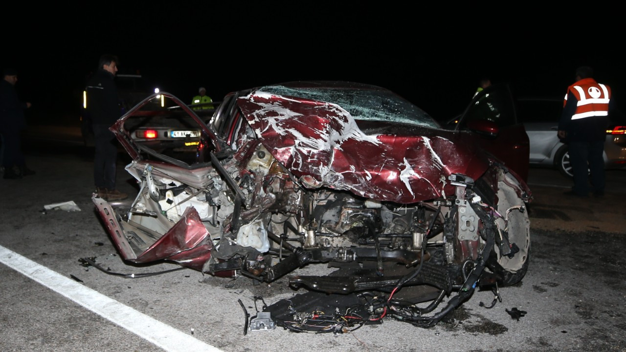Çanakkale'de feci kaza! Polisten kaçtı ters yöne girdi: 5 ölü