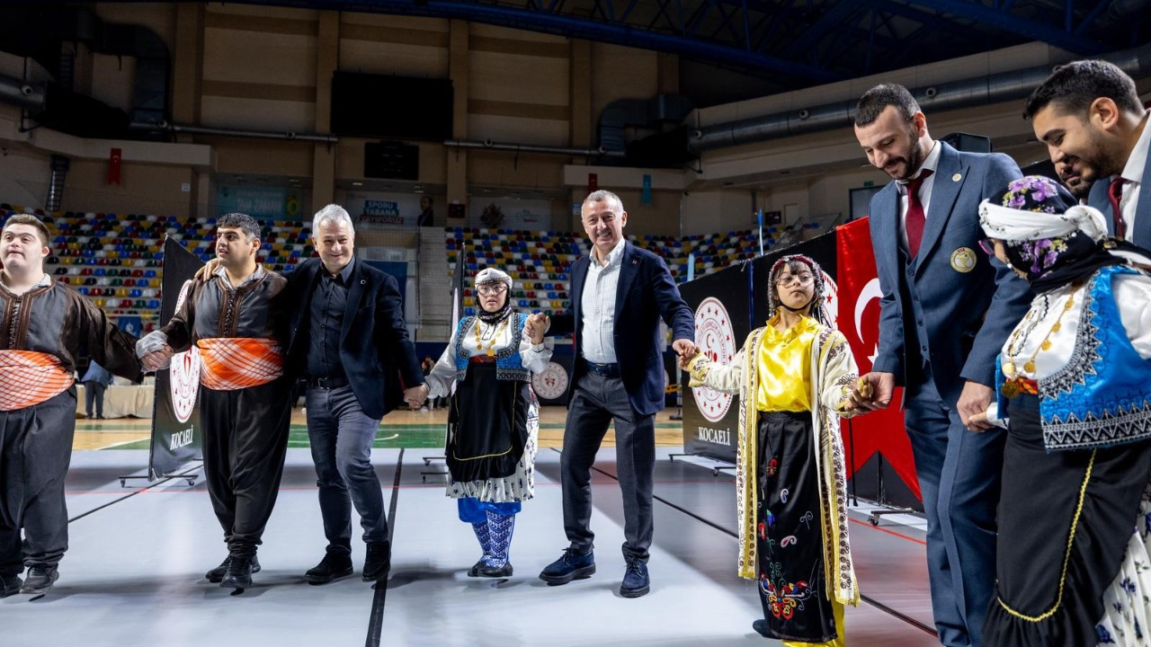 Kocaeli’de özel gereksinimli bireyler “Engelsiz Adımlar Halk Oyunları Yarışıyor” ile sahne aldı