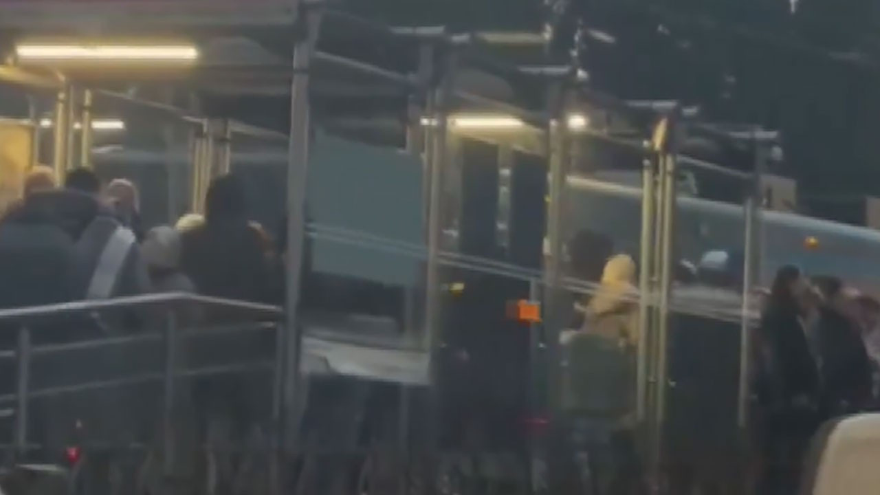 Topkapı'da tramvay raydan çıktı, yolcular tahliye edildi