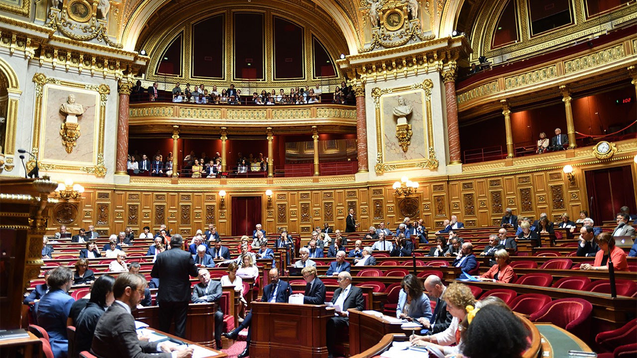 Fransa'da kapanmayı önleyecek "özel bütçe tasarısı" onaylandı