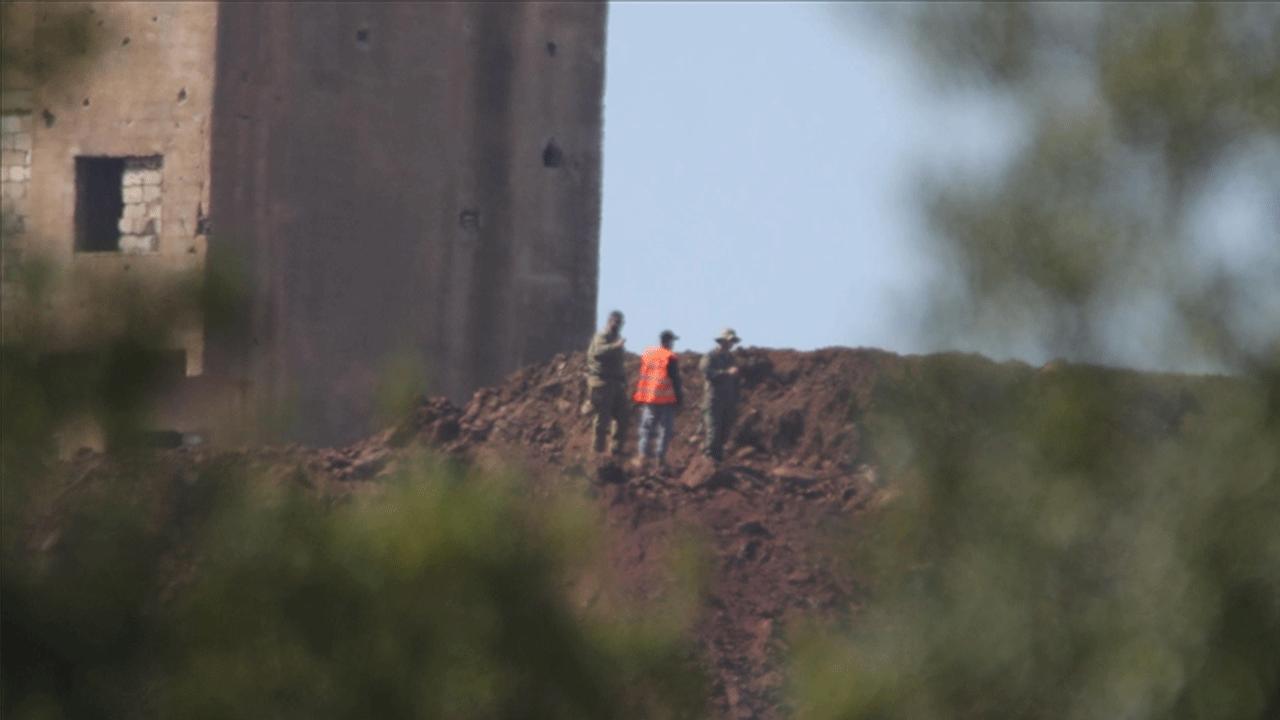 İsrail, Suriye'nin güneyine düzenlediği baskına iki sivili alıkoydu