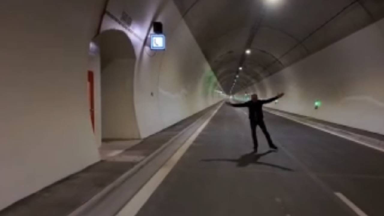 Slovakya Başbakanı, ülkenin en uzun tünelini açmadan önce tünelde paten kaydı (Video)