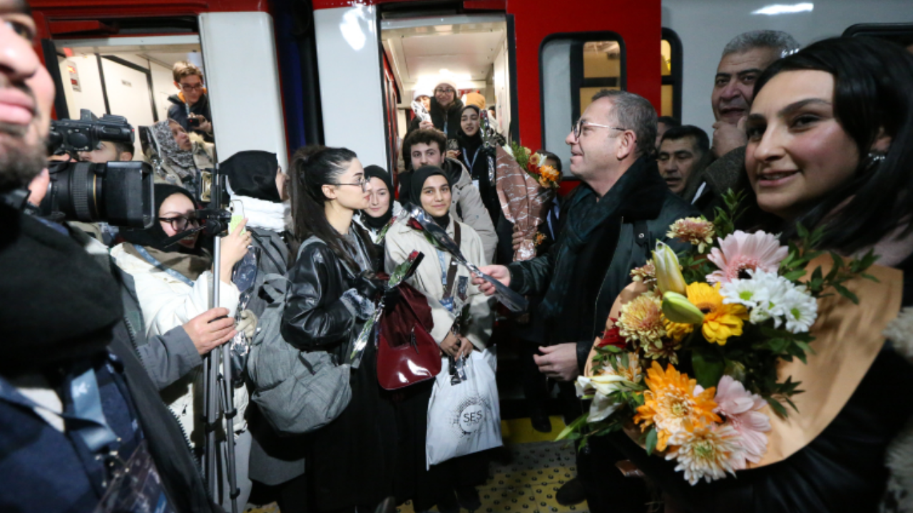 Turistik Doğu Ekspresi Kars’ta çiçeklerle karşılandı