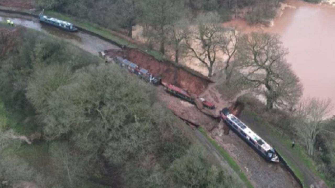 Devasa obruk oluştu, tekneler çukura düştü! Polisten çağrı: Olay yerinden uzak durun! (Video)