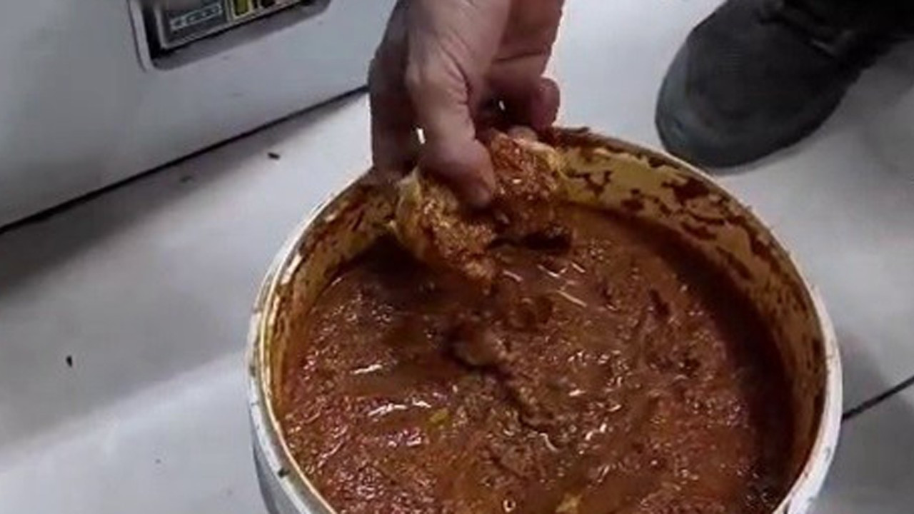 Gıda denetiminde şaşırtan görüntü: Baharatın içinden çiğ et çıktı