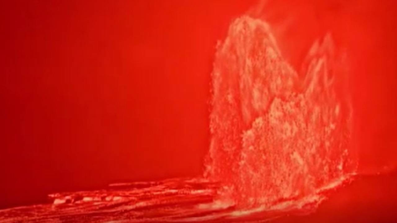 Yanardağ 425 metre yüksekliğe lav püskürttü (Video)