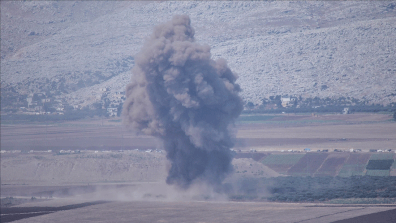 Aidiyeti bilinmeyen savaş uçağı El-Kefr kırsalına hava saldırısı düzenledi