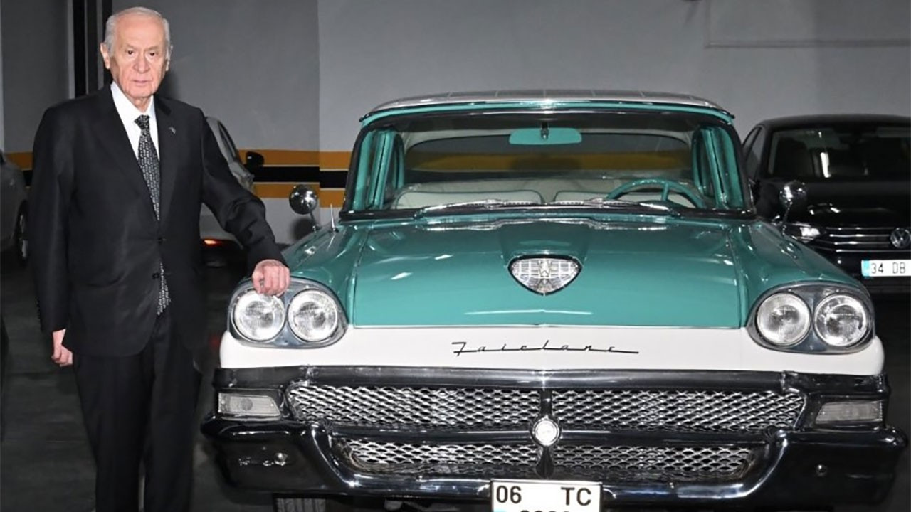 Bahçeli, koleksiyonundaki 1958 model Ford Fairlane'i Gürkan Teoman’a hediye etti