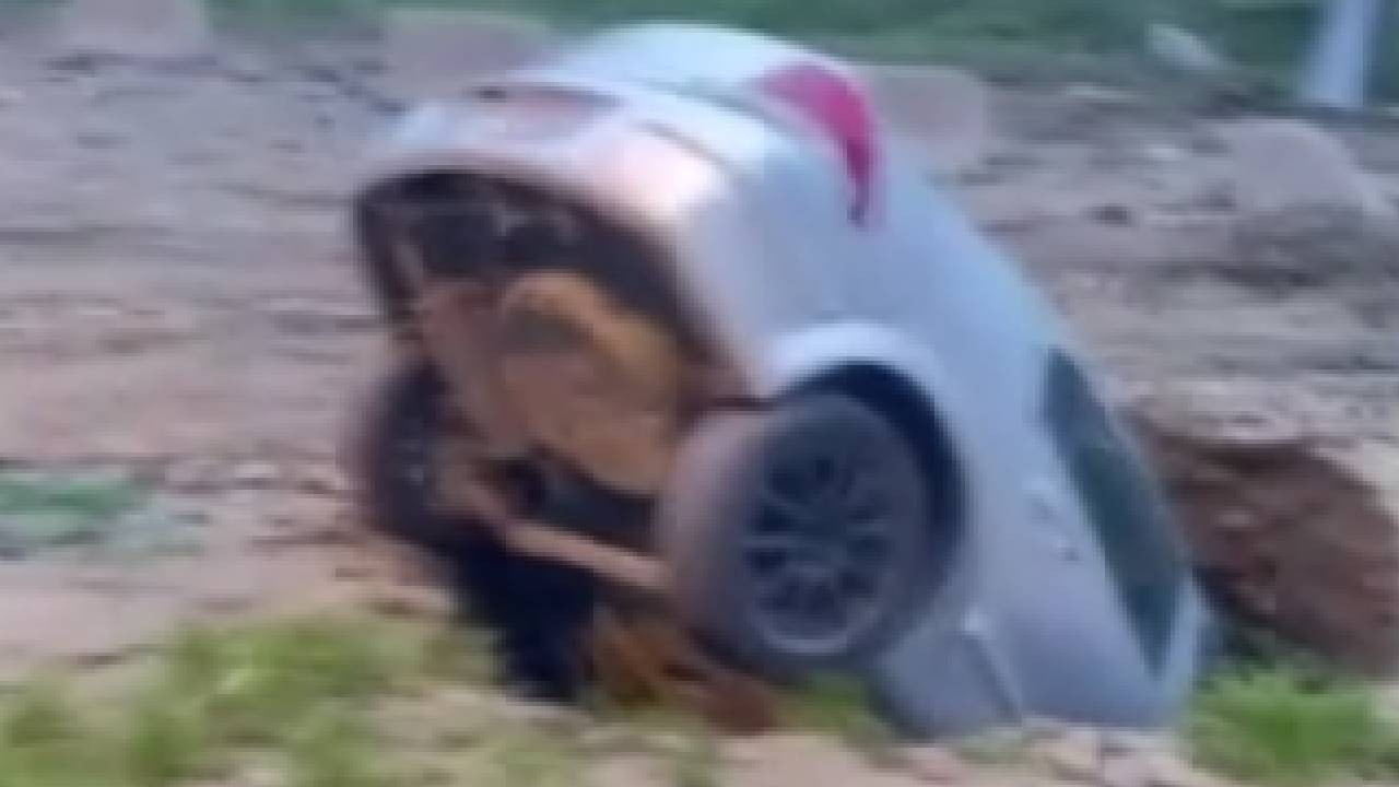 Esenyurt'ta dev çukur oluştu, araç içine düştü: 'Arabamı böyle görünce hiç üzülmedim, sevindim' (Video)