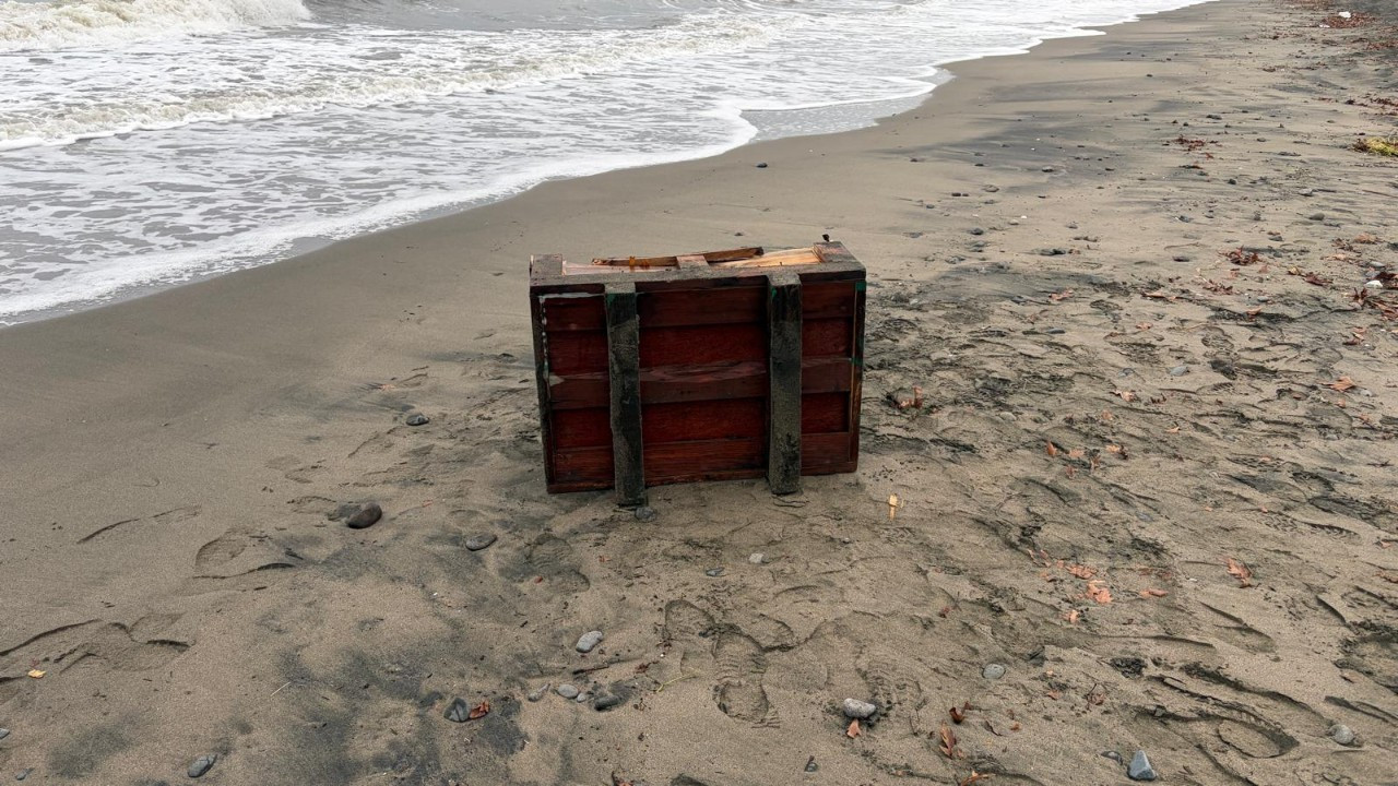 Sahile, üzerinde Rusça yazılar olan sandık vurdu