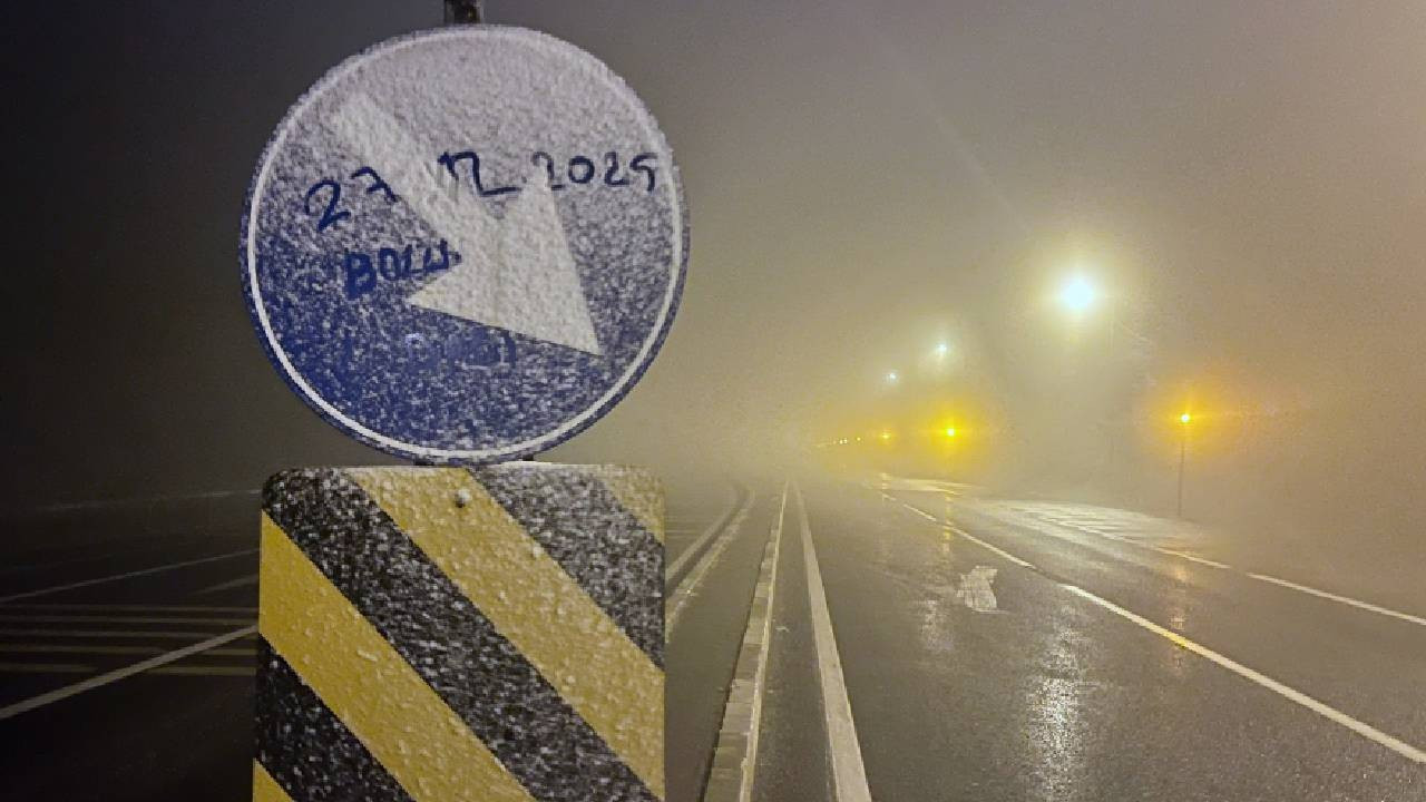 Anadolu Otoyolu ile D-100 kara yolunun Bolu Dağı geçişinde kar etkili oluyor