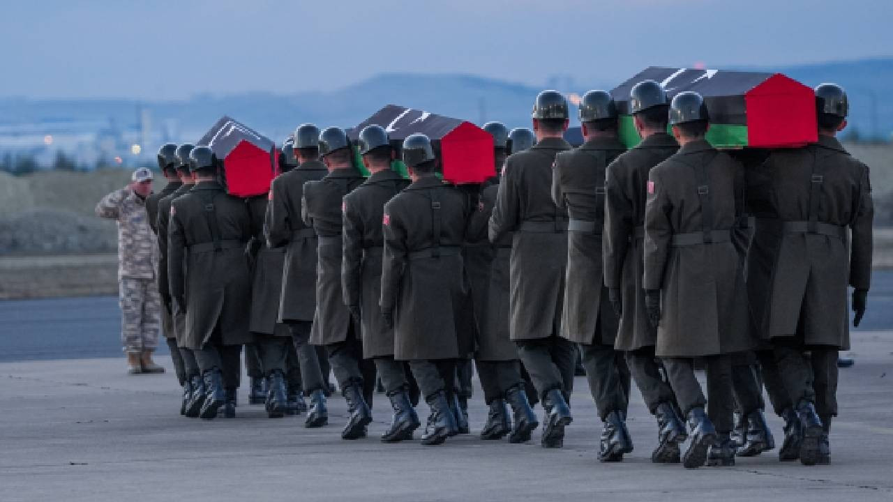 Ankara’da uçak kazasında hayatını kaybeden Libyalı askerler resmi törenle ülkelerine uğurlandı (Video)