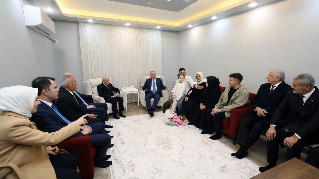 Cumhurbaşkanı Erdoğan, depremzede aileyi ziyaret etti