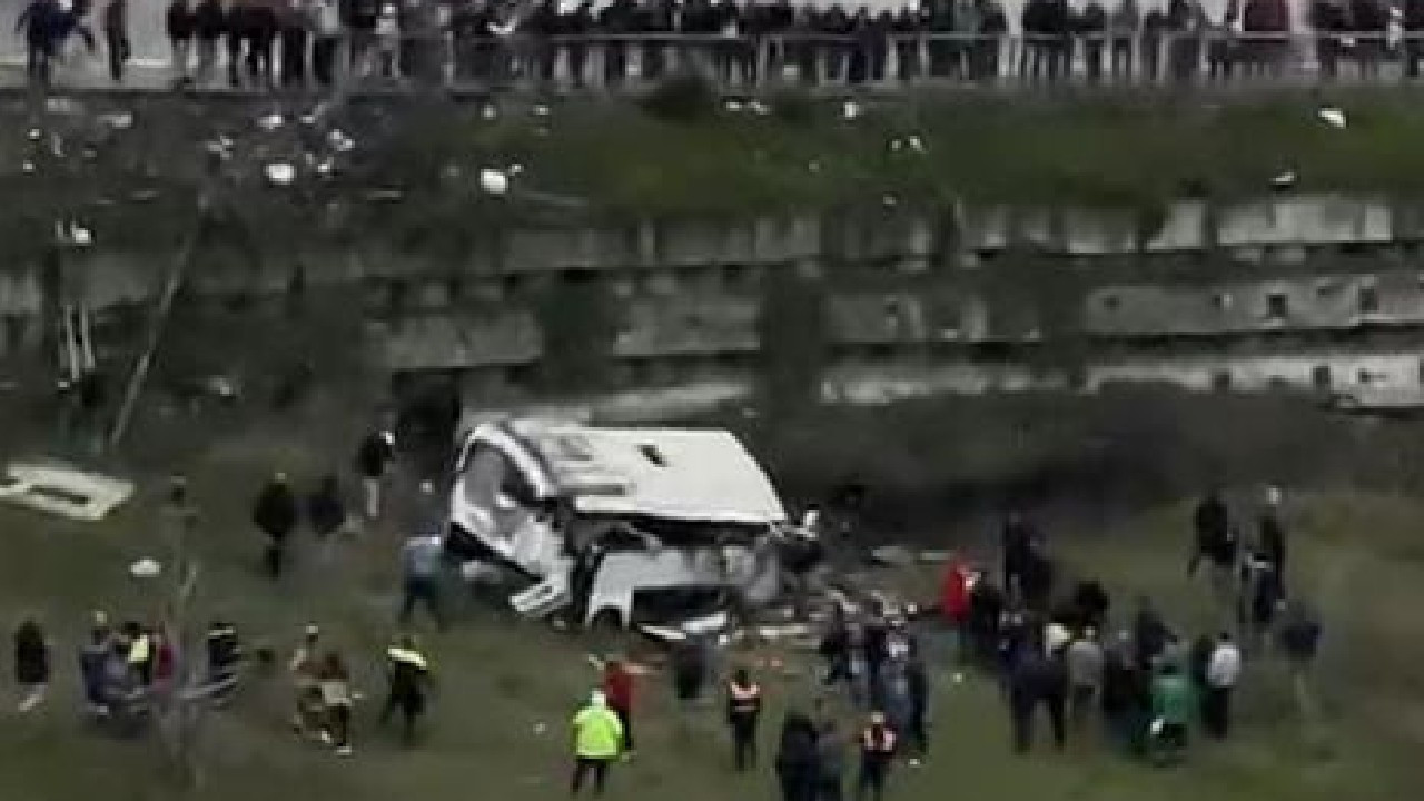 Esenyurt'ta otobüs şarampole yuvarlandı; ölü ve yaralılar var