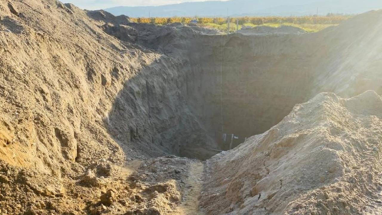 Tarihi eser aramak için 30 metrelik dev çukur açmışlar, suçüstü yakalandılar