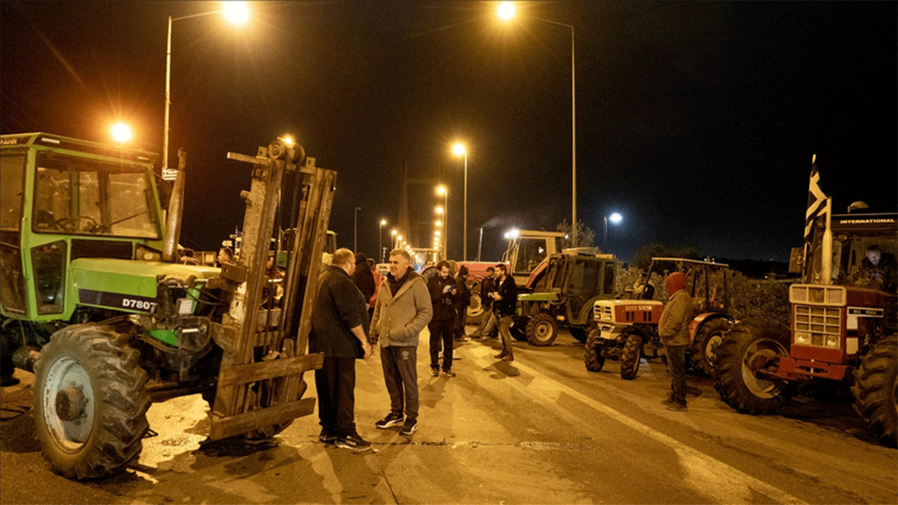 Yunanistan’da çiftçiler Selanik-Atina yolunu kapatıyor