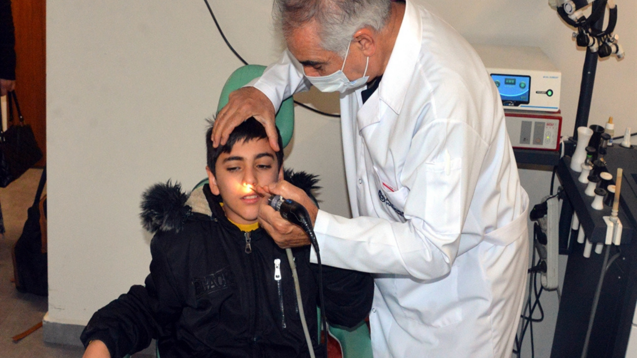 Kaşıntı şikayetiyle doktora giden çocuğun burnundan zeytin çekirdeği ve pipet çıktı