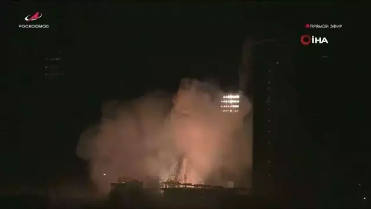 Rusya, İran’a ait 3 uydu taşıyan Soyuz-2 roketini yörüngeye fırlattı