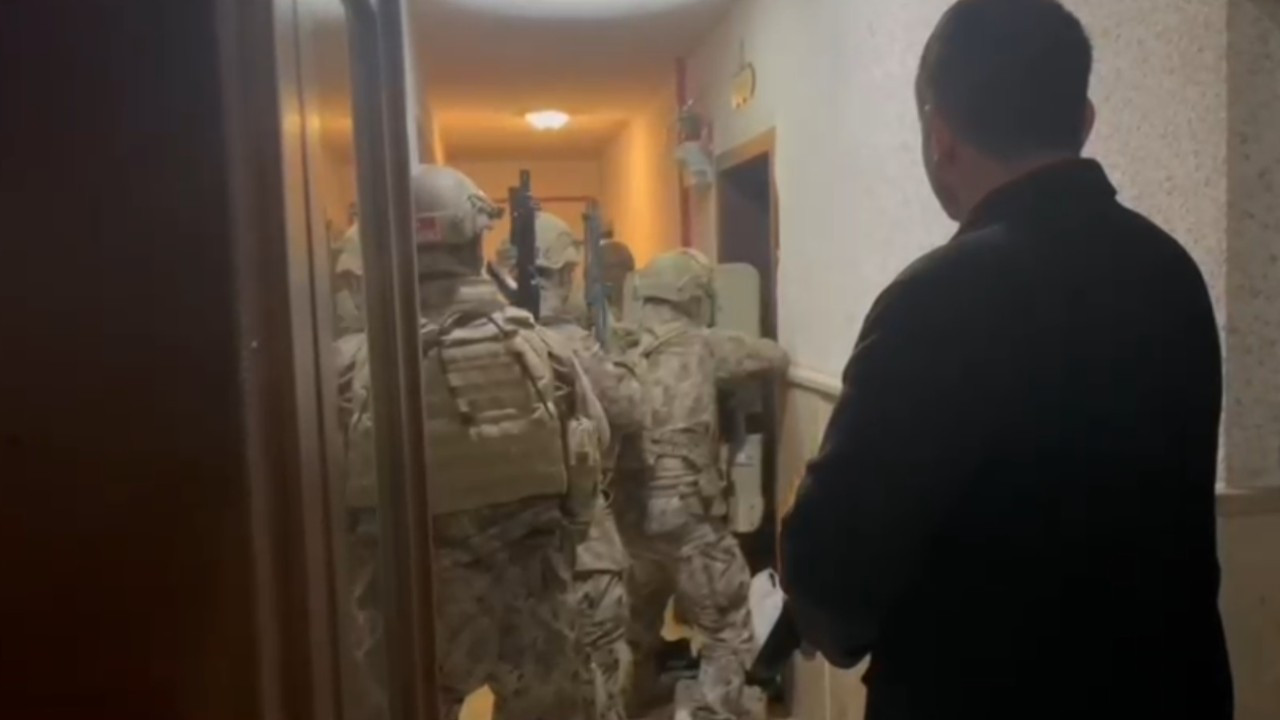 Silah ve uyuşturucu ticareti yapan çeteye operasyon: 16 şüpheli yakalandı