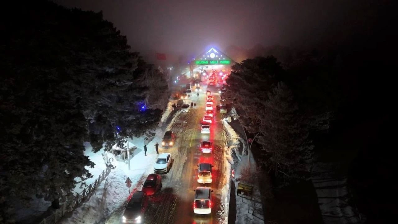 Uludağ'a günübirlikçi akını: Kilometrelerce kuyruk oluştu