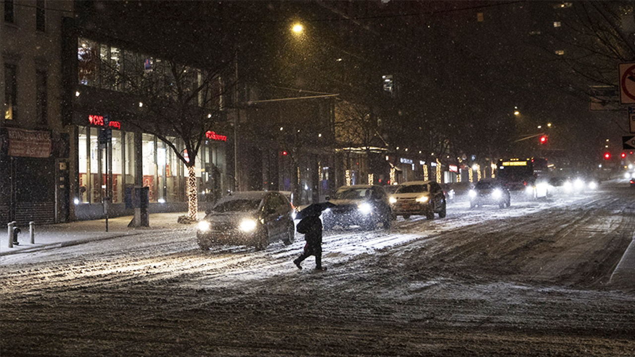 ABD’de şiddetli kar yağışı ulaşımı durma noktasına getirdi