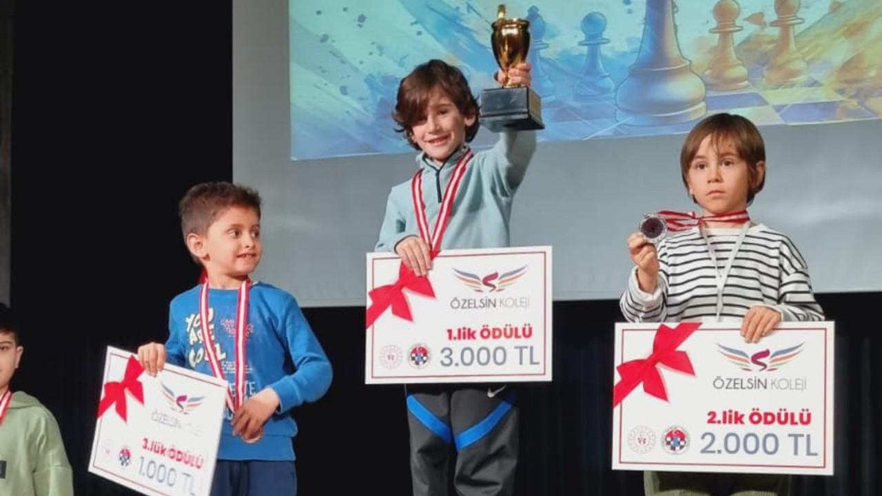 Özelsin Koleji Satranç Turnuvası’nda 128 öğrenci hamle yaptı