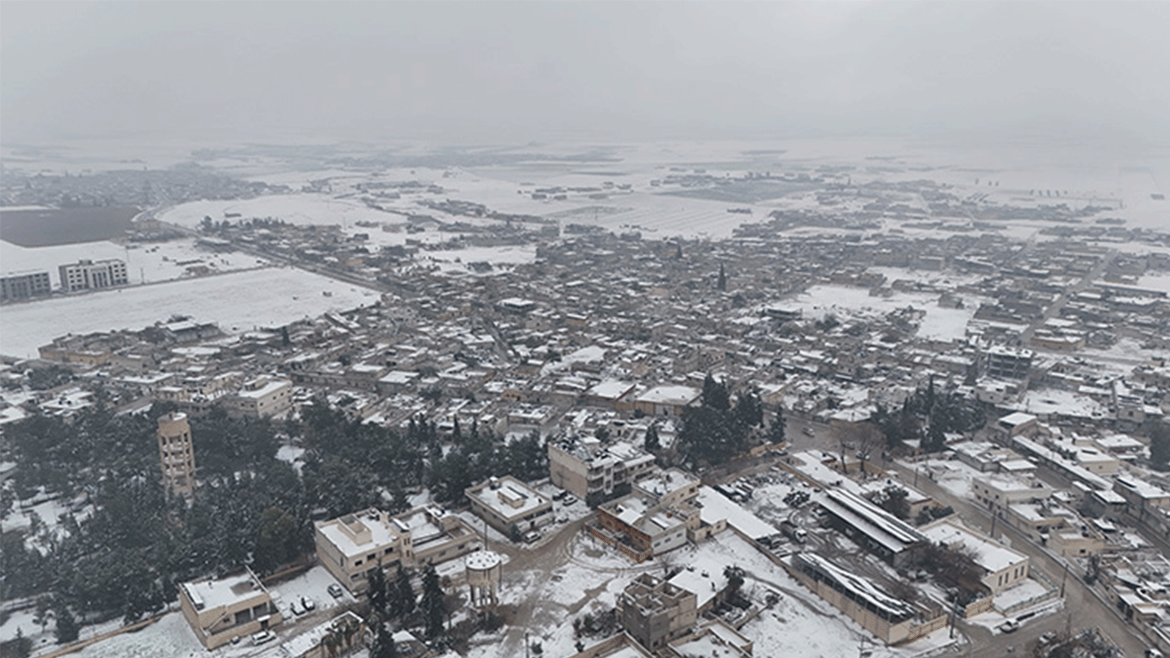 Yıllar sonra gelen kar, Suriye'nin kuzeyini beyaza bürüdü