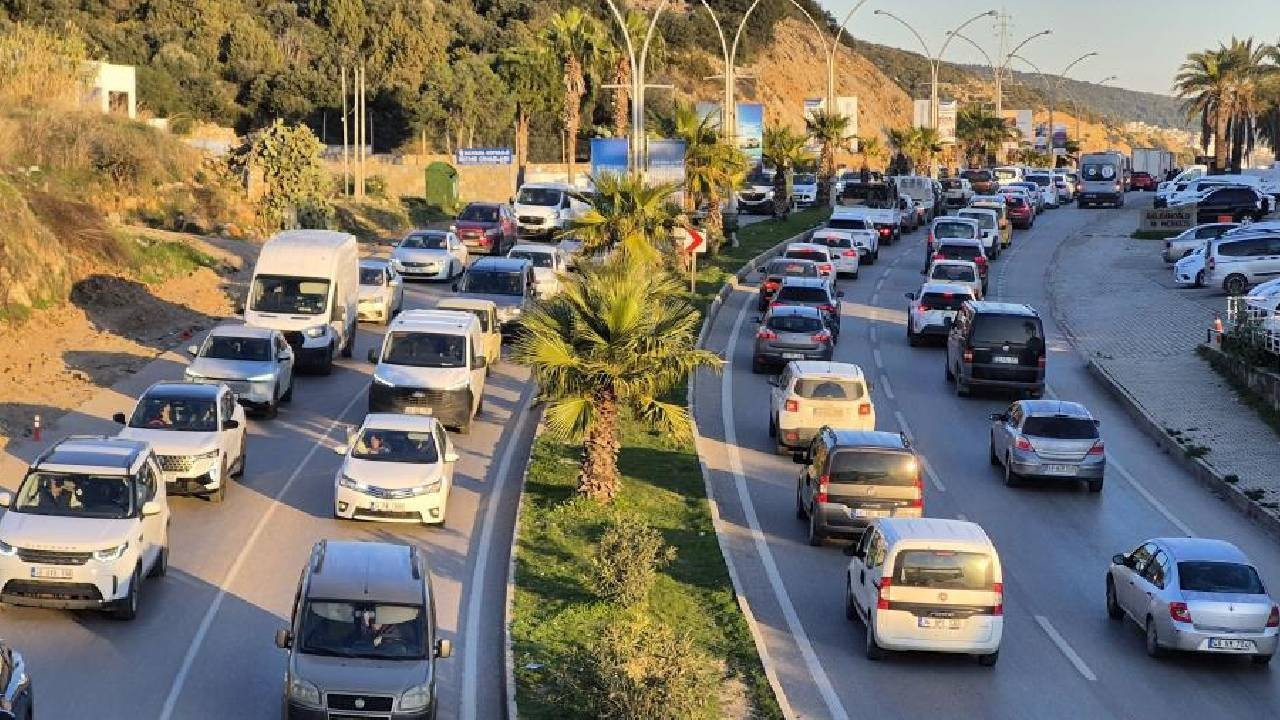 Bodrum’da yeni yıl trafiği: Uzun araç kuyrukları oluştu