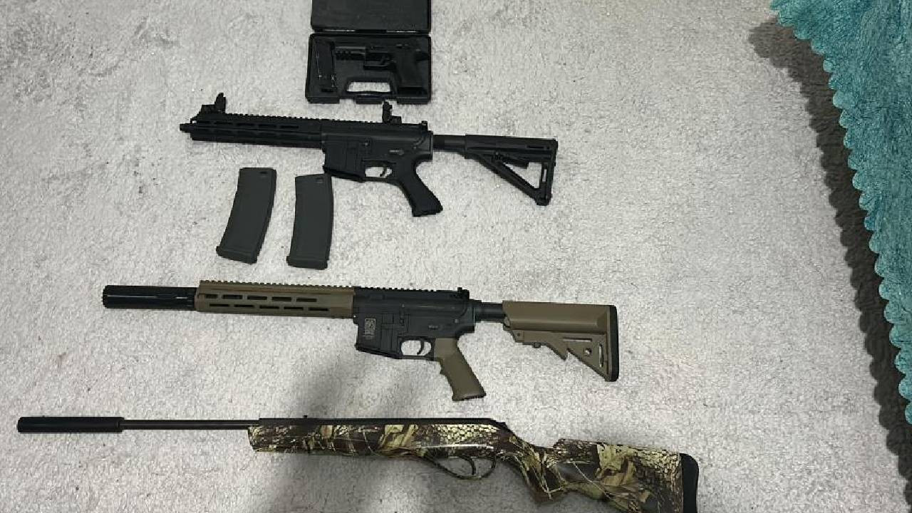 İstanbul merkezli DEAŞ operasyonunda kılıç, pala, kasatura ele geçirildi (Video)