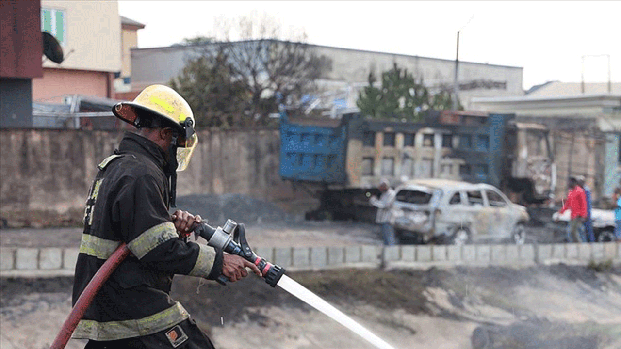 Nijerya’da 25 katlı binada yangın faciası: 5 kişi hayatını kaybetti