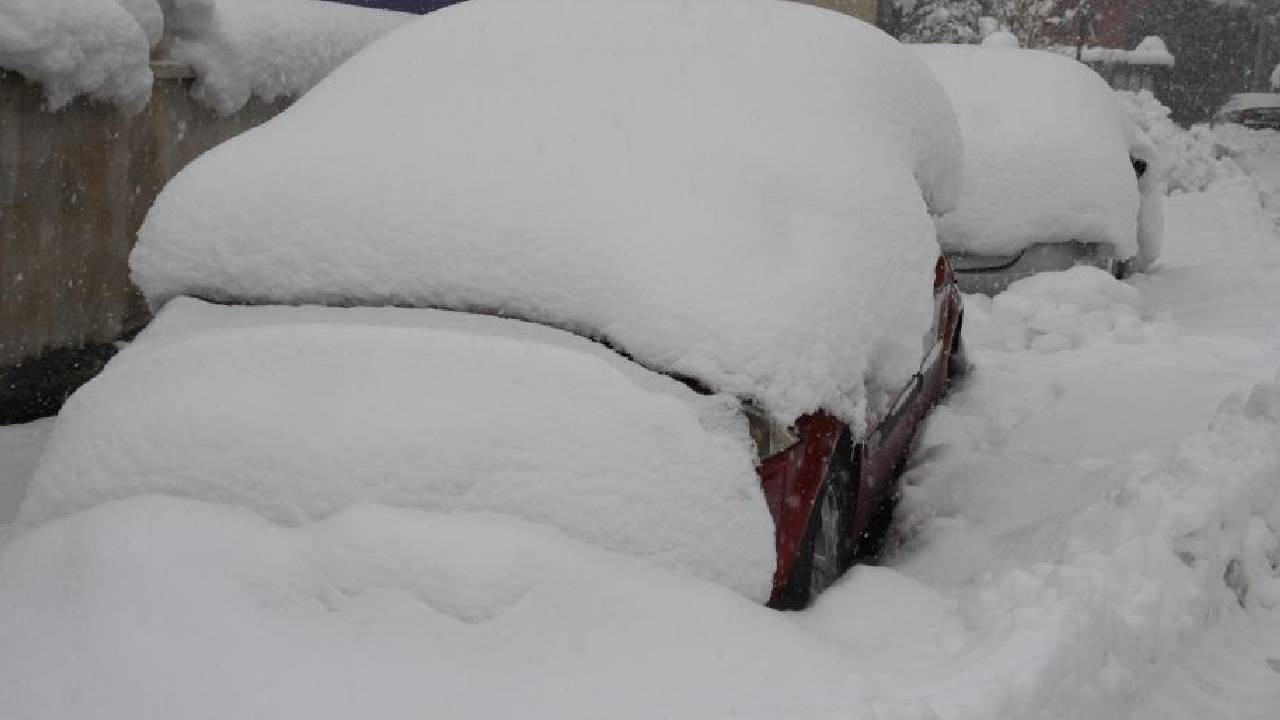 Şırnak'ta araçlar kar altında kayboldu: Kar kalınlığı bir metreyi buldu