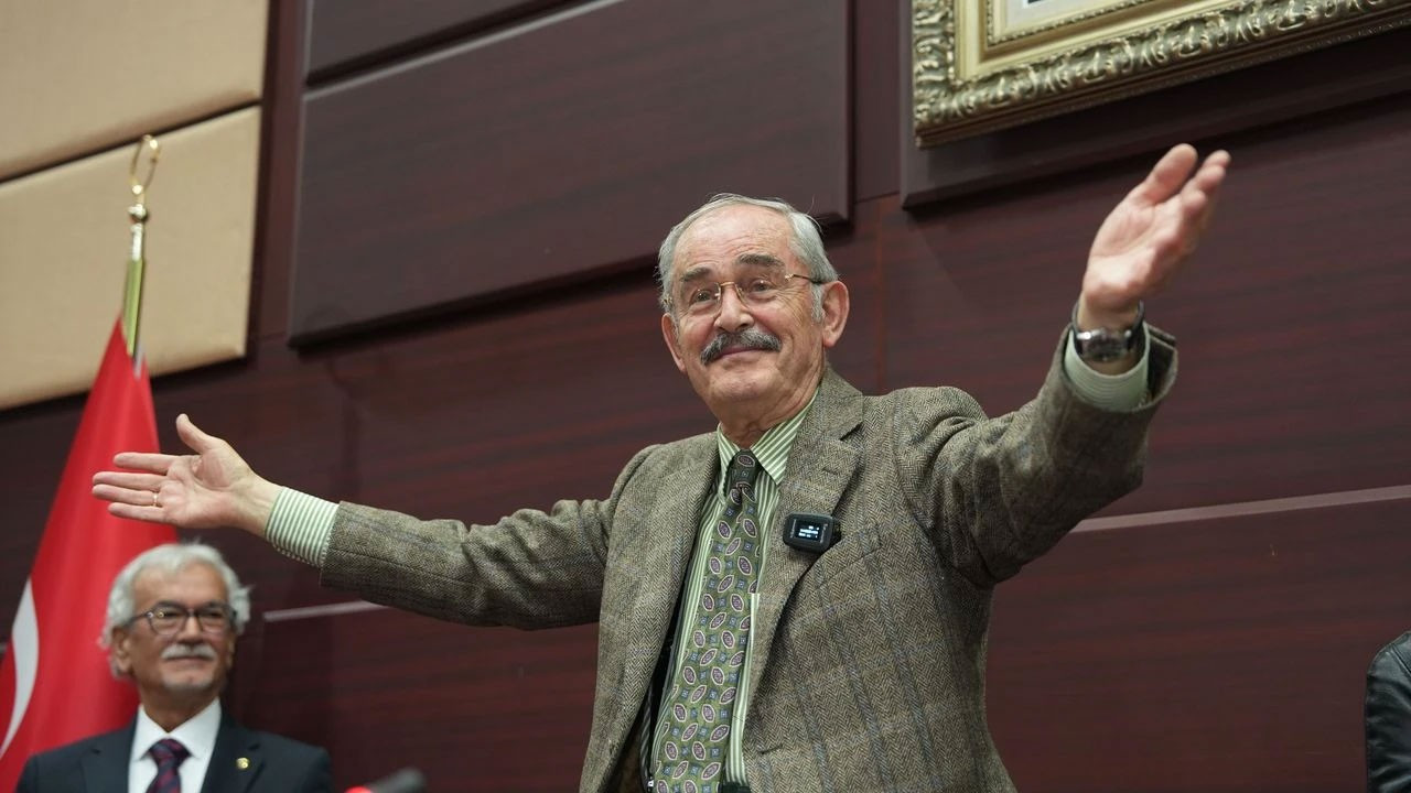 Yılmaz Büyükerşen, aktif siyaseti bıraktığını açıkladı